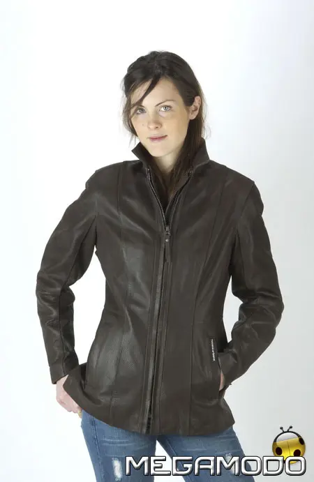 Giacche in pelle minimaliste e borse maxiuso