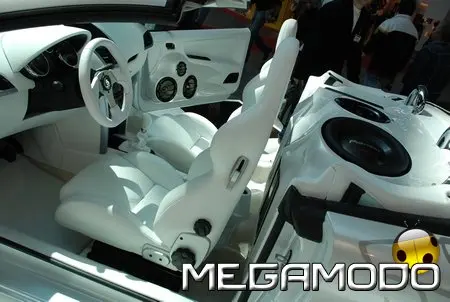 Peugeot 207 CC, impianto Pioneer e postazione DJ mobile