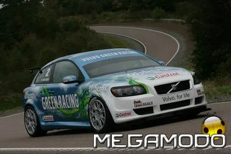 Una Volvo C30 verde corsa