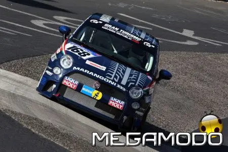 Una piccola Fiat 500 alla 24 Ore del Nurburgring