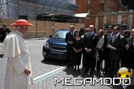 Papa Benedetto XVI benedice la DR