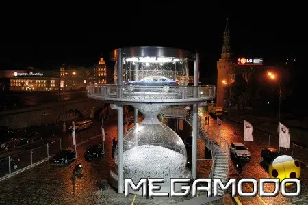 BMW Serie 7 nella clessidra alta 12 metri