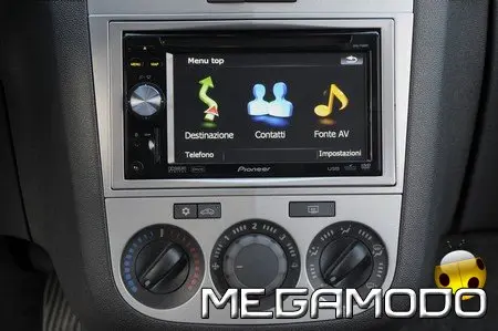 Opel Corsa con Pioneer AVIC F900BT