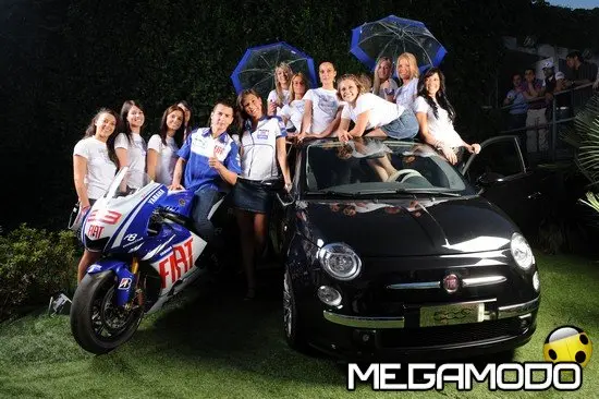 Jorge Lorenzo incorona le umbrella girl Fiat Yamaha Team 2009