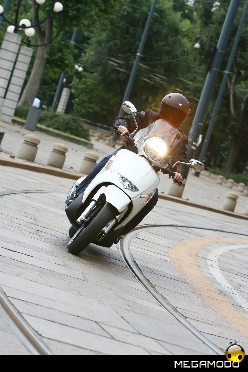 Nuovo Aprilia Scarabeo 300 Special, prova su strada