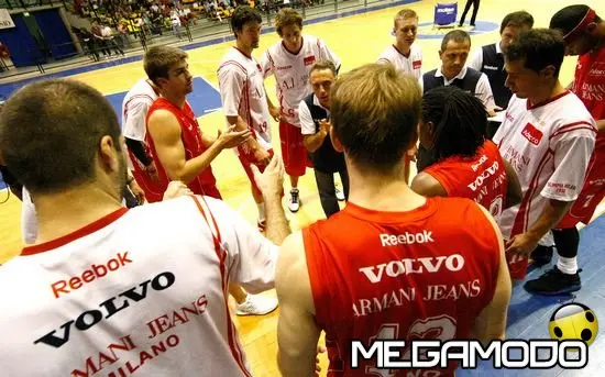 Volvo va a canestro con lo stile di Olimpia Armani Jeans  
