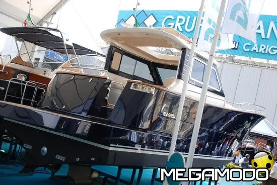 Cantieri Navali Di Donna Serapo 38, design accattivante