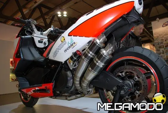 All'EICMA il Gilera GP800 Trofeo Maxi Scooter patrocinato da Megamodo