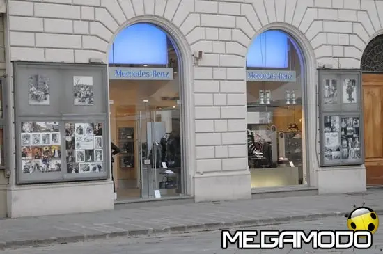 A Firenze in Piazza della Repubblica brilla Mercedes-Benz