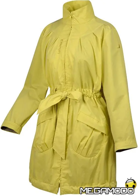 Aria di primavera con il trench giallo lime di Lafuma