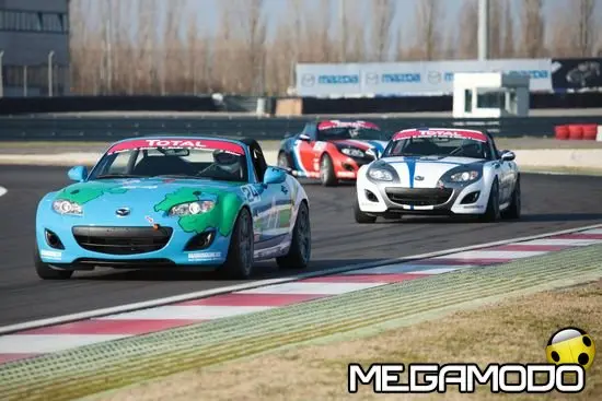 Mazda MX-5 festeggia i 20 anni con un'avvincente gara