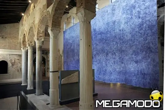 La croce a biro di Jan Fabre in esposizione a Brescia