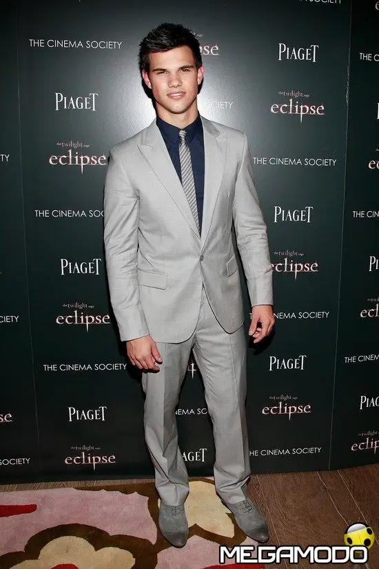 Calvin Klein Collection ha vestito Taylor Lautner