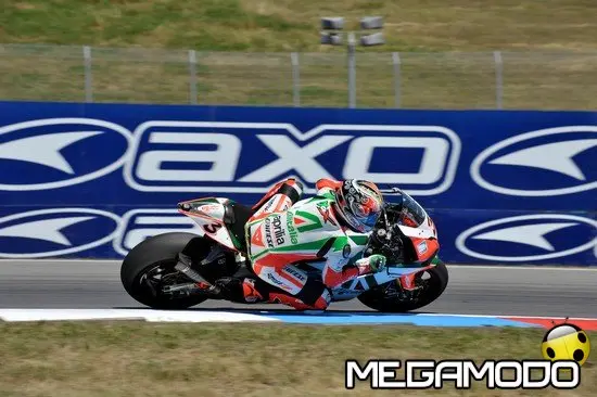 Max Biaggi e Leon Camier sull'inedito tracciato di Silverstone