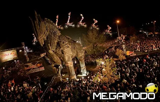 Il Red Bull X-Fighters Jam salta il cavallo di Troia