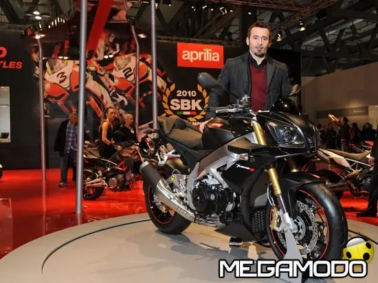 Ad EICMA Max Biaggi svela Aprilia Tuono V4