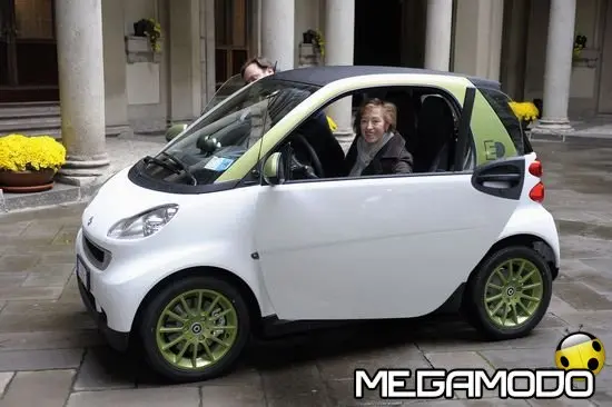 Una smart fortwo electric drive al Sindaco di Milano, Letizia Moratti