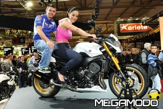 Cal Crutchlow infiamma il pubblico di EICMA 2010