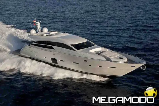 Pershing 92', vivibilità e house-style di bordo