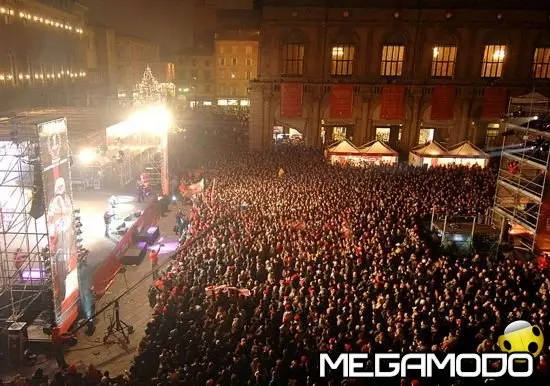 Valentino Rossi e Nicky Hayden a Piazza Maggiore, Bologna