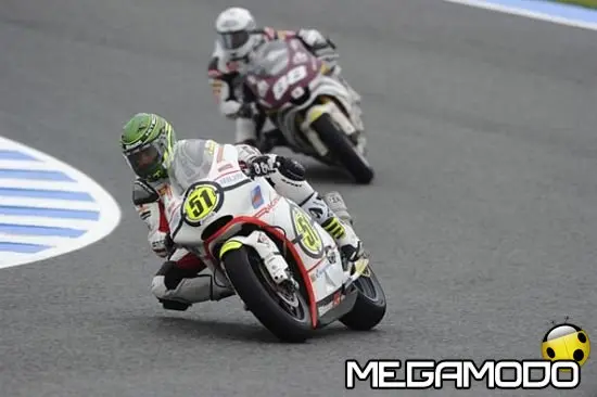 Nono Pirro e caduta di Takahashi sulla pista bagnata di Jerez