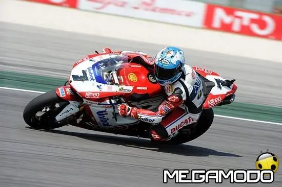 Duello tra Carlos Checa e Max Biaggi nelle qualifiche