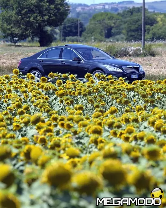 La produzione Mercedes-Benz prosegue anche nel periodo estivo