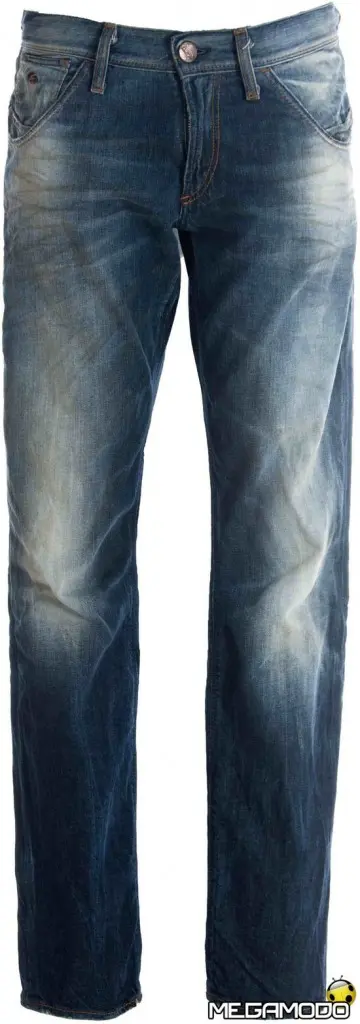 Energie, camicia e jeans perfetti interpreti di qualsiasi occasione e stile