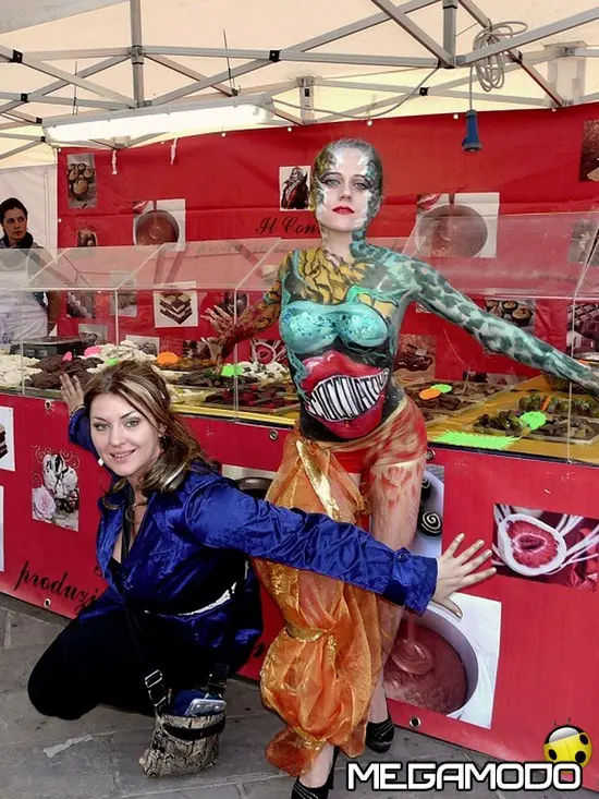 La Choco Body Art conquista la riviera romagnola, Natali Grunska protagonista di "Cioccolatour"