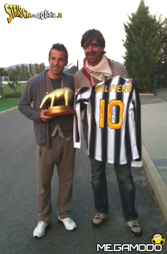 Valerio Staffelli consegna il Tapiro d'oro ad Alex Del Piero