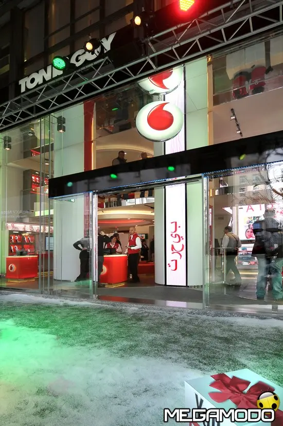 Il nuovo store di Vodafone a San Babila