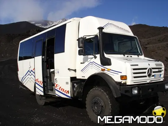Mercedes-Benz Unimog 5000 accompagna i turisti a Torre del Filosofo