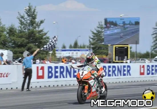 Max Biaggi vince gara 1 a Phillip Island