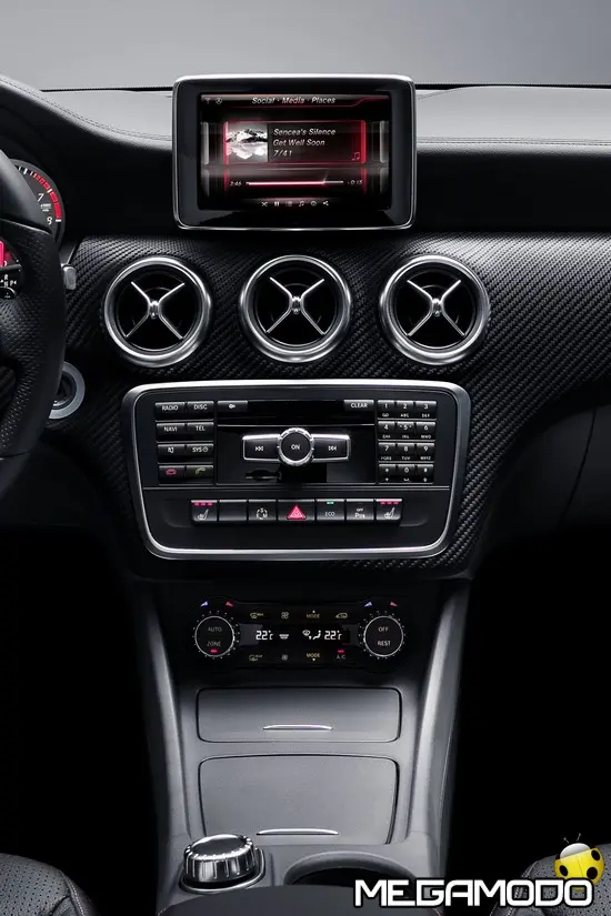 Mercedes-Benz Classe A con "Drive Kit Plus per iPhone"