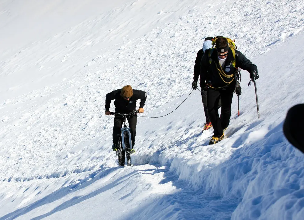 Vittorio Brumotti costretto a rinunciare alla spedizione sull'Everest