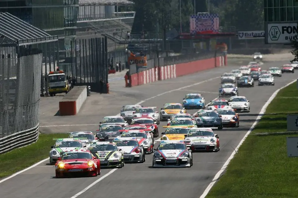 Magigas per Targa Tricolore Porsche, inizia lo spettacolo