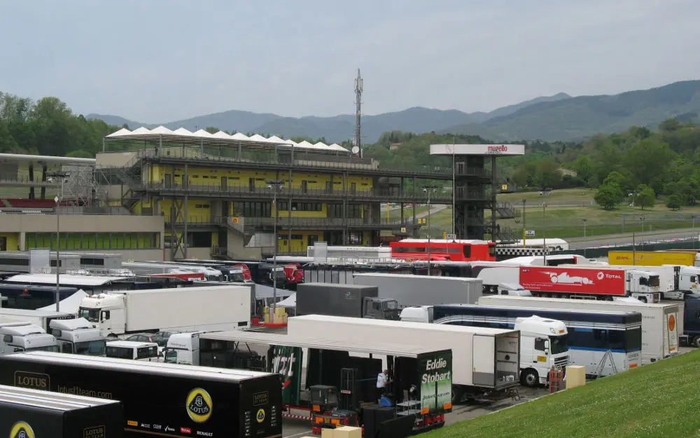 Ultimi preparativi per i test F1 al Mugello