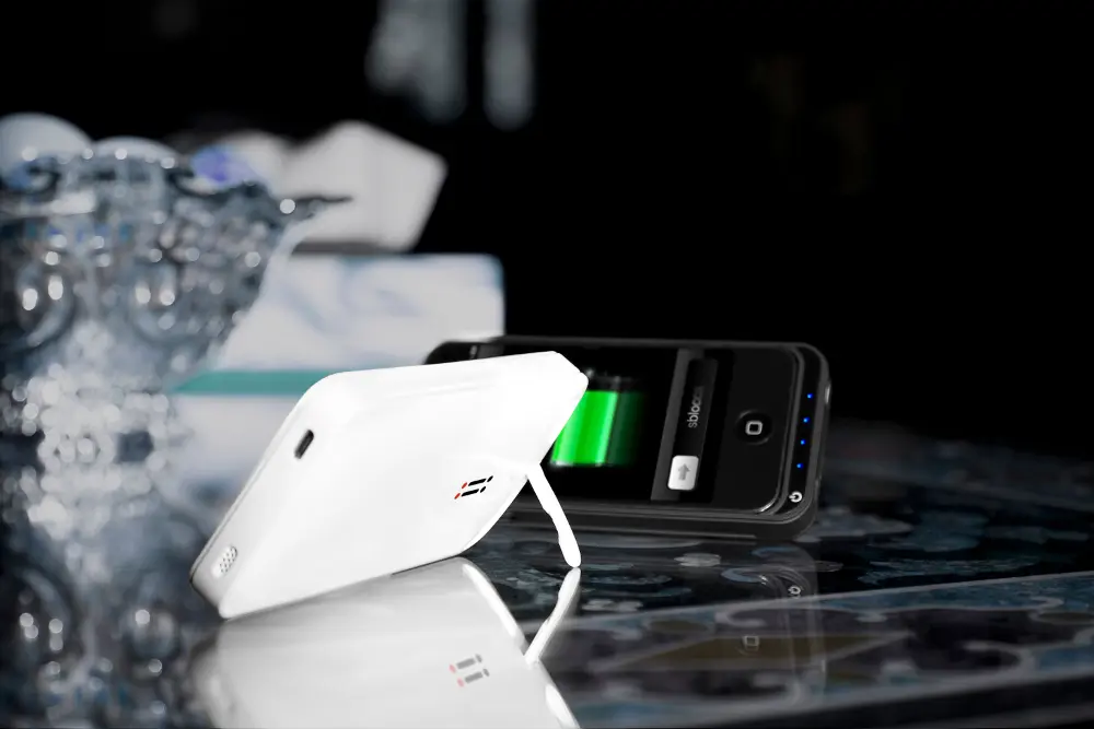 Charging Cover White by Aiino, il supporto e la ricarica per iPhone4 e 4s