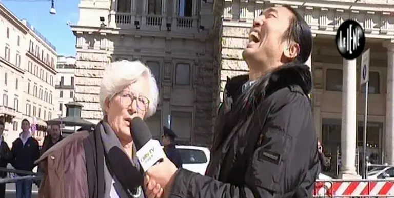 Il caso del sacerdote di Napoli e la nuova Iena cinese che intervista i politici a "Le Iene Show"