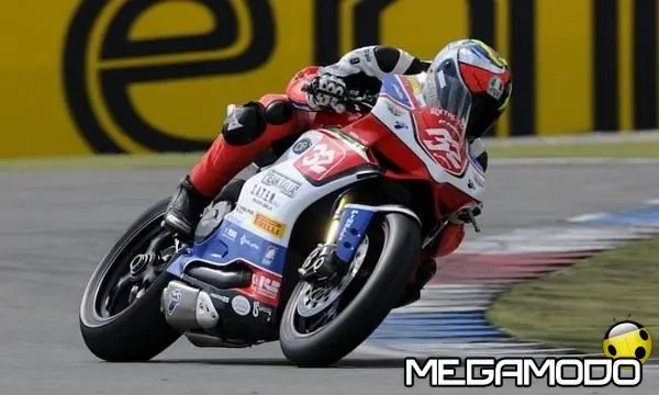 Il Team Italia sul podio ad Assen con Savadori e La Marra nella Stk1000