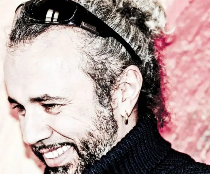 Miki Porru, da oggi in rete il videoclip di L'uomo che cammina