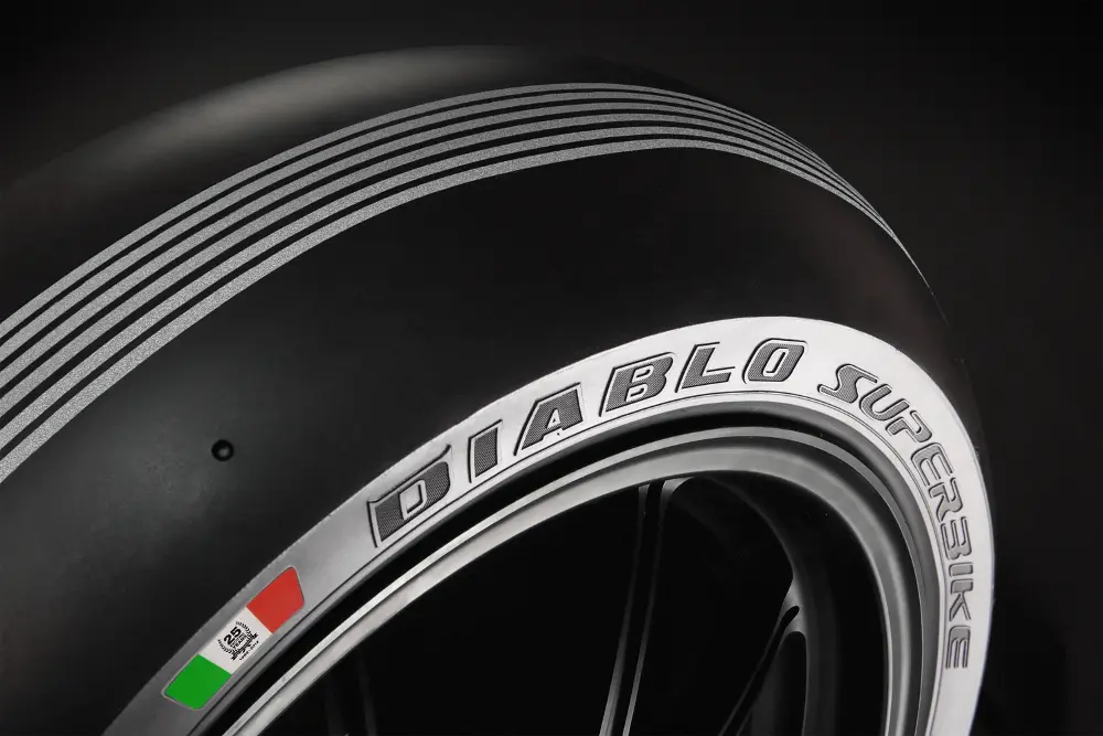 Pneumatico Diablo Superbike “Silver Stripes” per i 25 anni del Campionato Mondiale Superbike