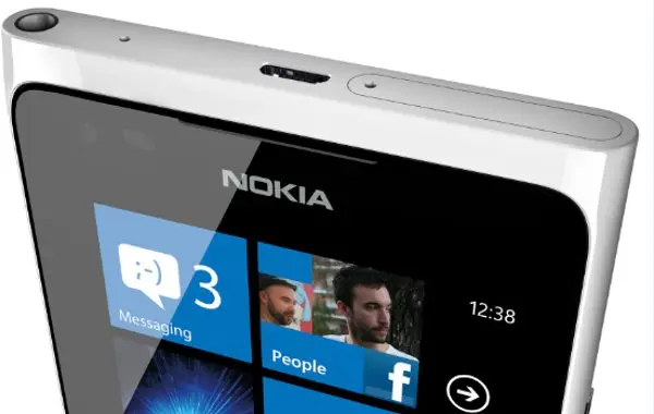 Nokia Lumia 900 è arrivato in Italia
