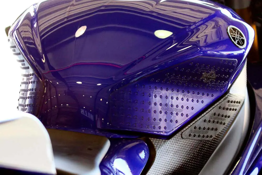 Adesivi Stompgrip per migliorare la presa sulla ciclistica della moto