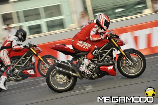 I piloti Ducati in sella ai Diavel Carbon per una gara di accelerazione a Misano - foto 2