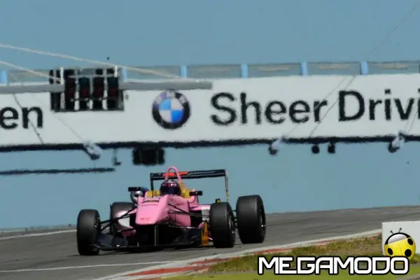 michela cerruti impegnata al nurburgring