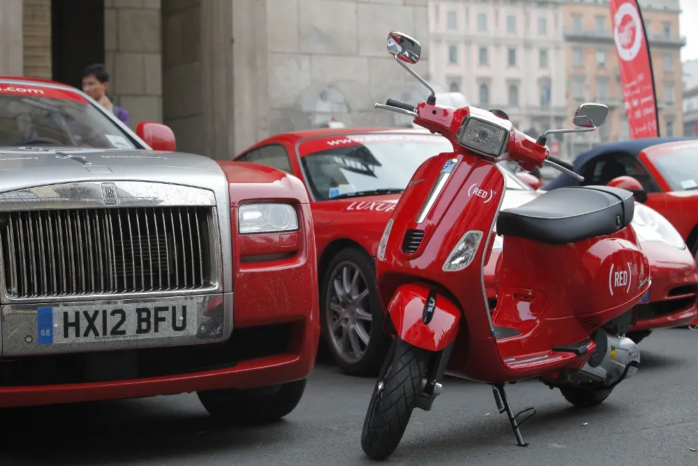 Vespa e (RED) per il progetto AIDS Free Generation