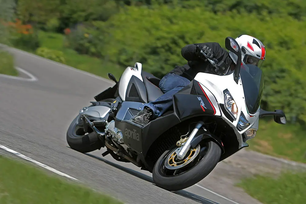 Nuovo Aprilia SRV 850 ABS/ATC, il maxiscooter veloce e potente