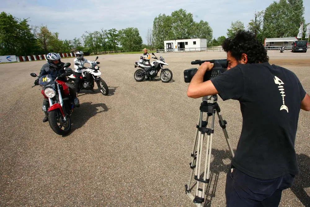 BMW con la “Scuola Federale ASC" per promuovere la sicurezza stradale su due ruote