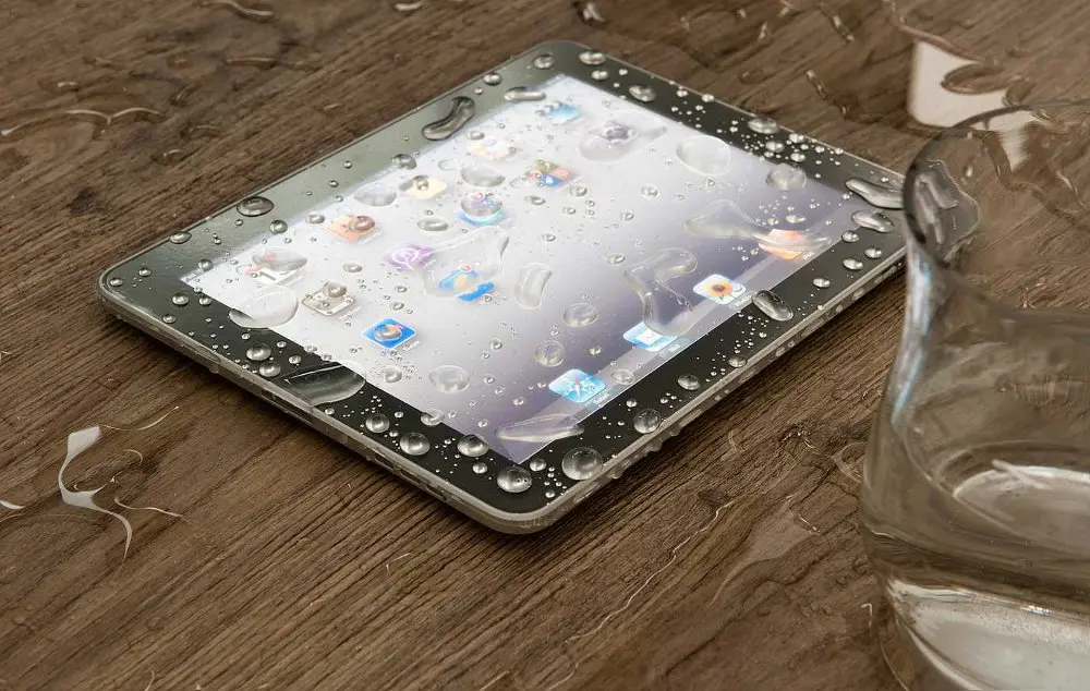 La custodia impermeabile, subacquea e invisibile per proteggere tablet e smartphone